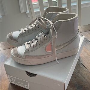 Nike High-Top Sneakers in Gray and Pink